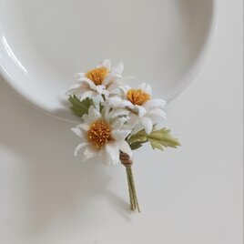 染め布花＊マーガレットのコサージュの画像
