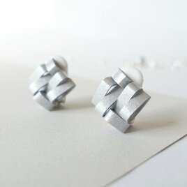軽い紙製・シルバーカラーのシンプルイヤリング(ピアス)　メタリックアートのような大人の夏アクセ　金属アレルギー対応可の画像