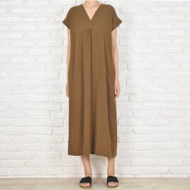 コットン素材のシンプルなVネックワンピース　ブラウンの画像