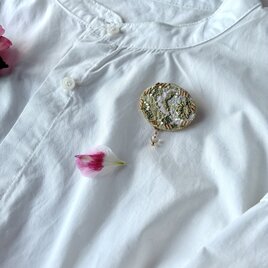 willow green 上品なグリーン柳色をまとう"和モダン草木染め糸を使ったオーバル型刺繍ブローチ"の画像