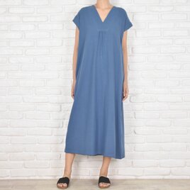 コットン素材のシンプルなVネックワンピース　ブルー　青の画像