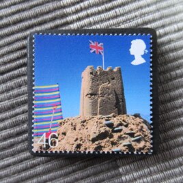 イギリス　「浜辺のそばで」切手ブローチ10508の画像