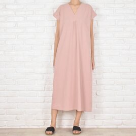 コットン素材のシンプルなVネックワンピース　ピンクの画像
