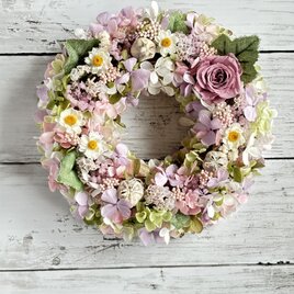 初夏の風薫る！ホワイトとパープルの季節のリースの画像