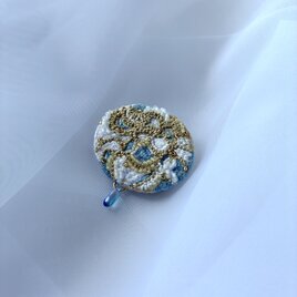 "sora tear " ソラノナミダ　草木染め糸を使った刺繍オーバル型ブローチの画像