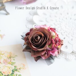 ブロンズカラーの薔薇と赤い薔薇のコサージュ　結婚式　ブラウン　茶色　ブロンズ　フォーマル　発表会　入学式　卒業式の画像