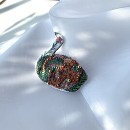 "一輪の花鳥"  草木染め糸を使ったグリーンブラウン　刺繍鳥ブローチ　の画像