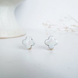 【TP-262】美濃焼 花型 ホワイトパール ピアス／イヤリング〈裏面レザー加工・桐箱入り〉の画像