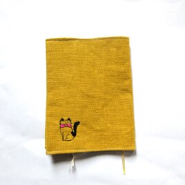 猫の刺繍 リネンブックカバー＊マスタードの画像