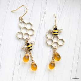 蜜蜂とハチミツのピアスの画像