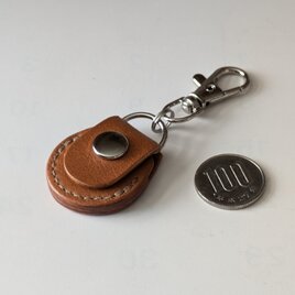 ■ 100円玉サイズお守りホルダー：焦げ茶■約W32xD12xH36（革部分）・84の画像