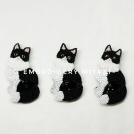 ハチワレ　猫のビーズ刺繍ブローチ