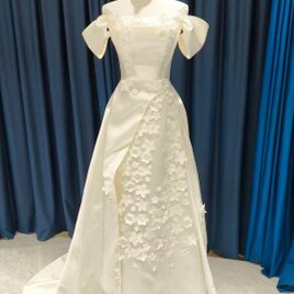 パーティードレス オフホワイト 花モチーフ オフショルダー 編み上げ 優雅なシルエット 謝恩会の画像