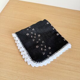 ダブルガーゼ2枚合わせのふわふわハンカチ（お花・ブラック）の画像