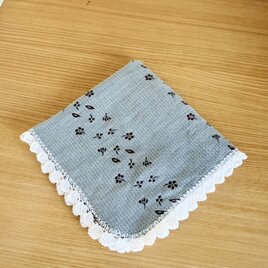 ダブルガーゼ2枚合わせのふわふわハンカチ（お花・ブルー）の画像