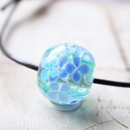 紫陽花のとんぼ玉ガラスペンダント（小サイズ）泡入りの画像