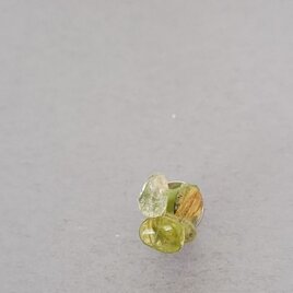 konpeito  pin brooch(ルチルクォーツ＆ペリドット）の画像