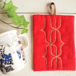アイヌ刺繍の鍋つかみ　リネンのレッド　柿渋染めの画像