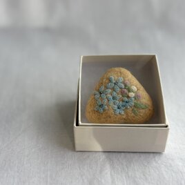 どんぐり染めの刺繍ブローチ/ ブルースター