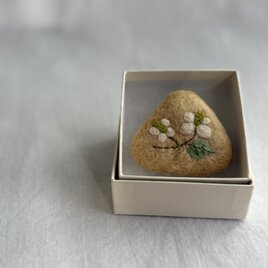 どんぐり染めの刺繍ブローチ/ どくだみ