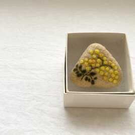 どんぐり染めの刺繍ブローチ/ ミモザ
