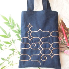 アイヌ文様　ぐるりと刺繍　明治の藍染め生地と柿渋染糸で仕立てたバッグの画像