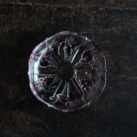 六本の菖蒲◆プレス・クリスタルガラス中皿　工芸品　丁寧な暮らしに。昭和後期以降【縁にザラ付き】の画像