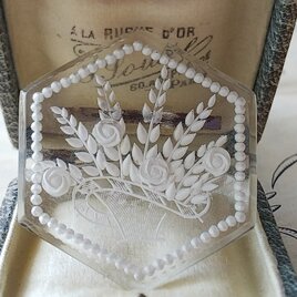 フランスヴィンテージ　薔薇のブーケ　Luciteブローチの画像