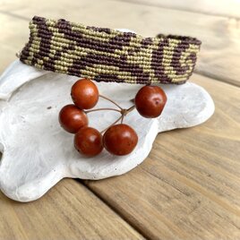 渦巻き柄のマクラメブレスレット