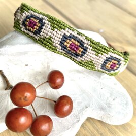 抹茶色のマクラメブブレスレット