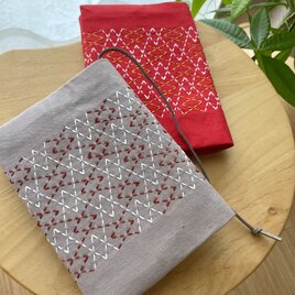 刺し子ブックカバー　文庫本サイズ/つづき山形/グレージュ　プレゼント　刺繍　シンプル　上品　洗える　誕生日の画像