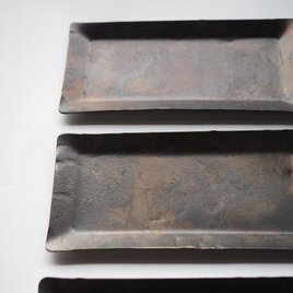 【アイアントレー】鉄と炎が生む唯一無二の表情・槌目の和モダン鉄製トレー|キャッシュトレー・アクセサリートレイ・めがね置きにも