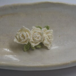 薔薇のブローチ・オフホワイトの画像