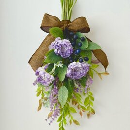 ラベンダーカラーのラナンキュラスのスワッグの画像