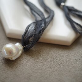 【seasons】silver925 オイスターバロックリボンネックレス(グレー）