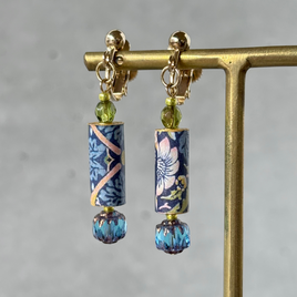 ブルー好きのイヤリング　モリス　いちご泥棒　軽い紙製ピアス　青　英国　花柄　ボタニカル　クラシック　ギフト　美術館　絵画