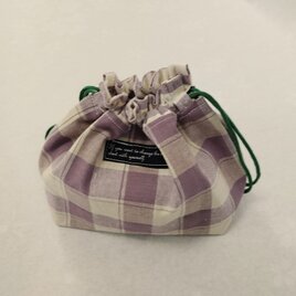 藤色チェックの巾着袋の画像