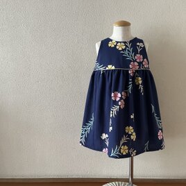 子供　浴衣地ひかえめフレアーワンピース　注染カラフルなでしこ（紺地）　80-130サイズ〈受注製作〉の画像