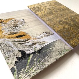 『虎〜静謐』　尾形月耕御朱印帳　美術名画織物御朱印帳　B6大判サイズ　寅　虎　トラ　尾形月耕　絹織物　絹　シルク　桐生織物の画像