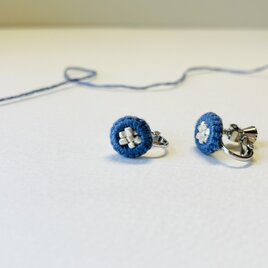 【小さなイヤリング】ひと針ひと針丁寧に　約1㎝の小さな陽だまり　ブルー&パールホワイトp