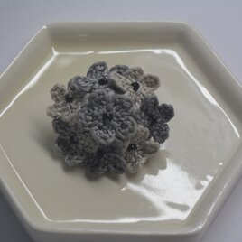 小花のブローチ・グレーの画像
