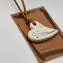陶器のペンダント★陶器のネックレス★和柄ハート白★茶紐