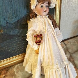 ドール背丈７０～７３cm前後用　地織ローン地ドレスとボネとドロワースと花束のセット送料込みの画像