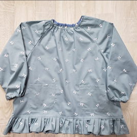 数量限定【80～160】リボン刺繍 ライトブルー 総柄 長袖 スモック 裾フリル スモッグ