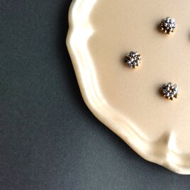 mixカラーの小さな耳飾り < ヘマタイト >