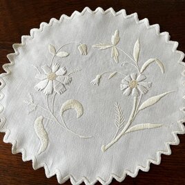 ホワイトワーク刺繍ドイリー、雛菊の画像