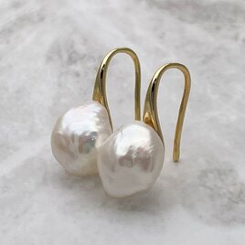 ちょっぴり大きな照りっ照りバロックパールのドロップピアス 11mm 12mm 真珠 フック 結婚 卒業 入学 卒園の画像