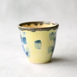 紅白椿絵の皿（染付風） | iichi 日々の暮らしを心地よくする