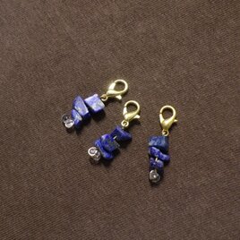 小さな天然石ラピスラズリのチャーム3点セット（青色）
