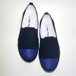 軽くて履きやすいネイビートゥスリッポン (オールブラックxマットネイビー) 22.5cm〜30cmの画像